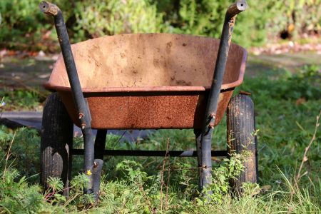 les méthodes pratiques pour un espace organisé en rangeant ses outils de jardin