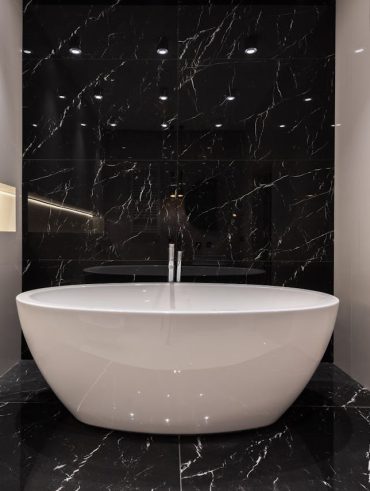 un guide pratique pour Transformer une baignoire en douche pour seniors