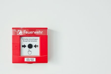 une alarme incendie qui sonne sans raison