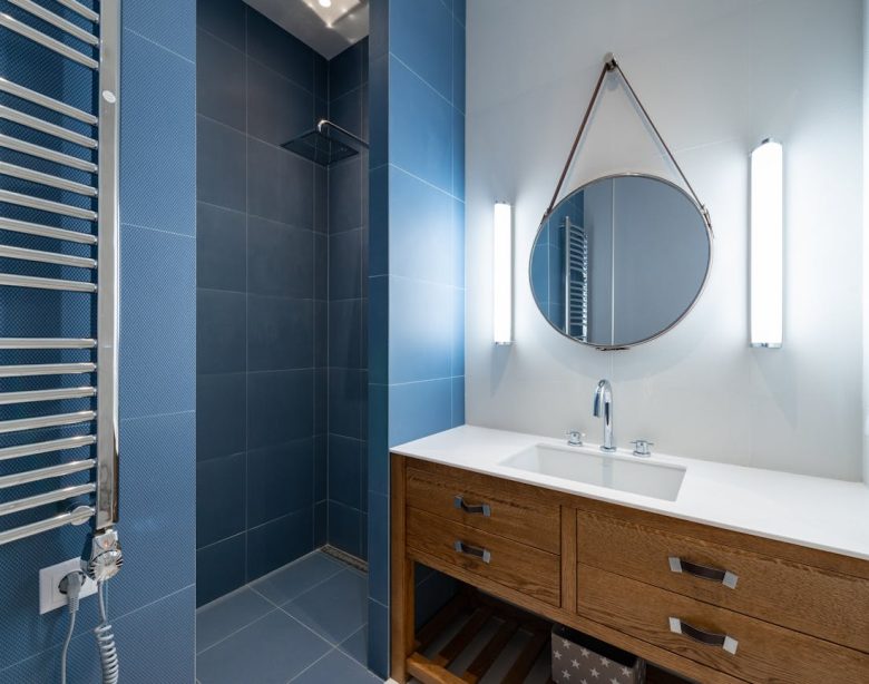 La faïence bleue est une touche d'élégance pour votre salle de bain
