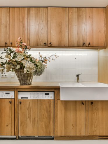 choisir des façades de cuisine en chêne massif pour un intérieur chaleureux