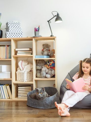 Aménager une bibliothèque autour d’une porte pour optimiser l’espace et sublimer votre intérieur