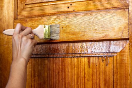 Peindre une porte en bois pour un résultat parfait